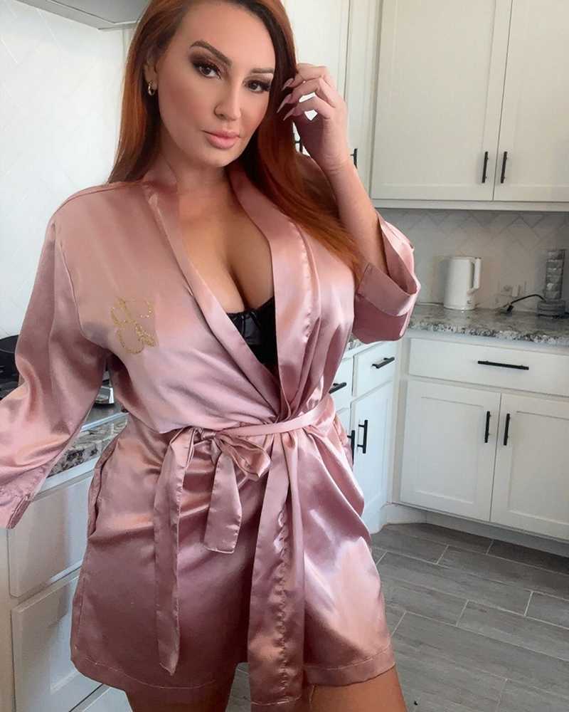 Bikini Brittany sexy im Morgenmantel