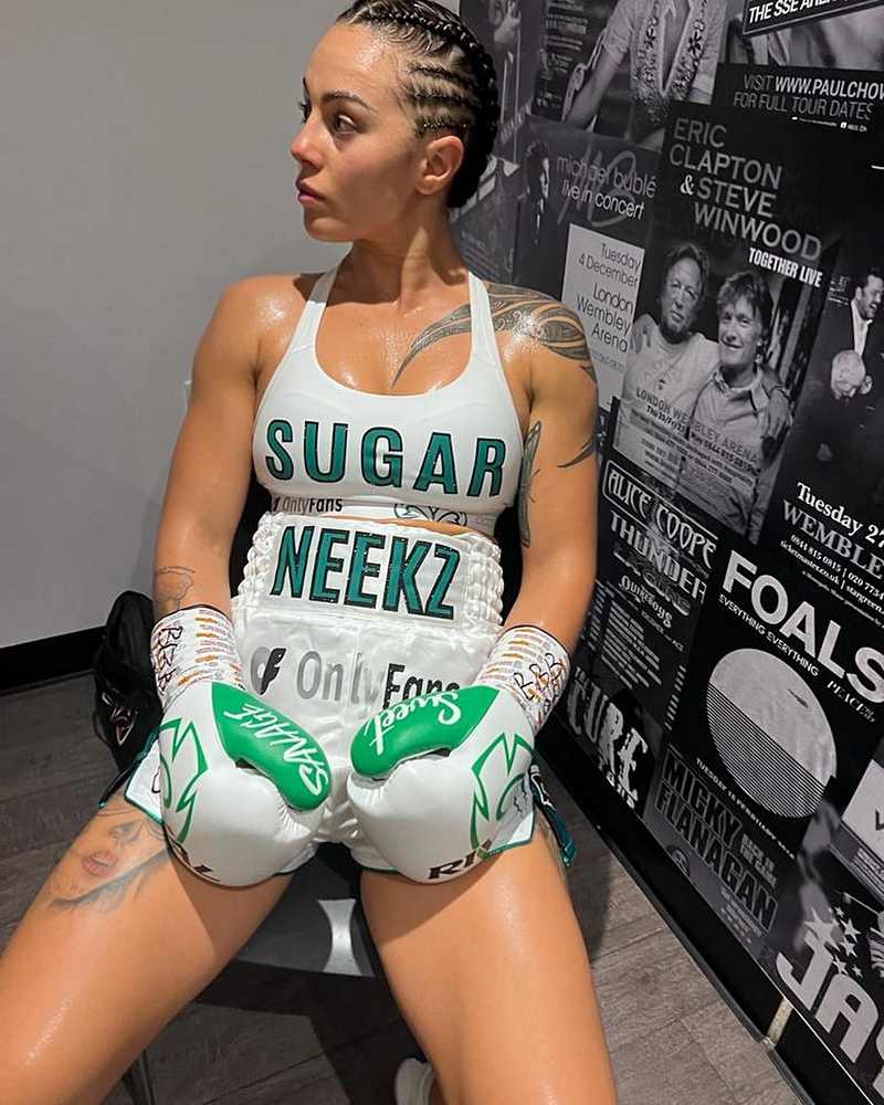 Cherneka Johnson mit Boxhandschuhen und sexy Body