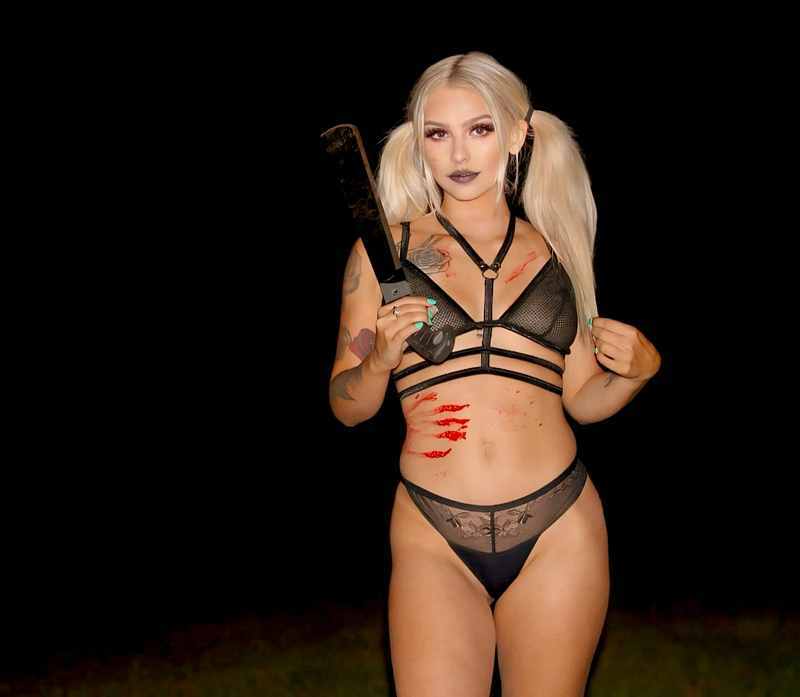 Christie Hagan hat sich sexy verkleidet - fast nackt