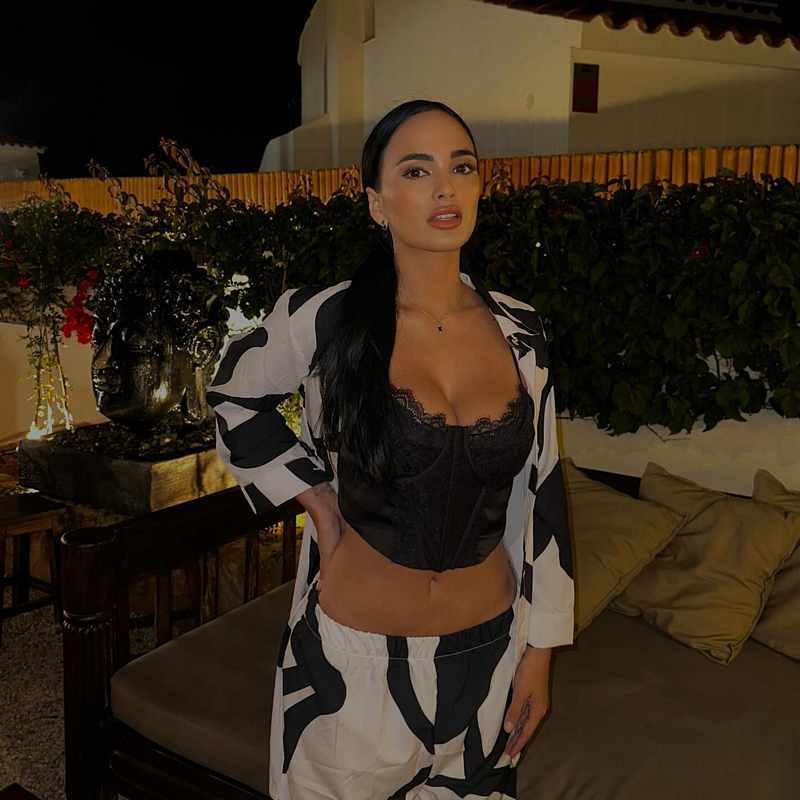 Claudia Bavel liebt es bauchfrei und mit Ausschnitt