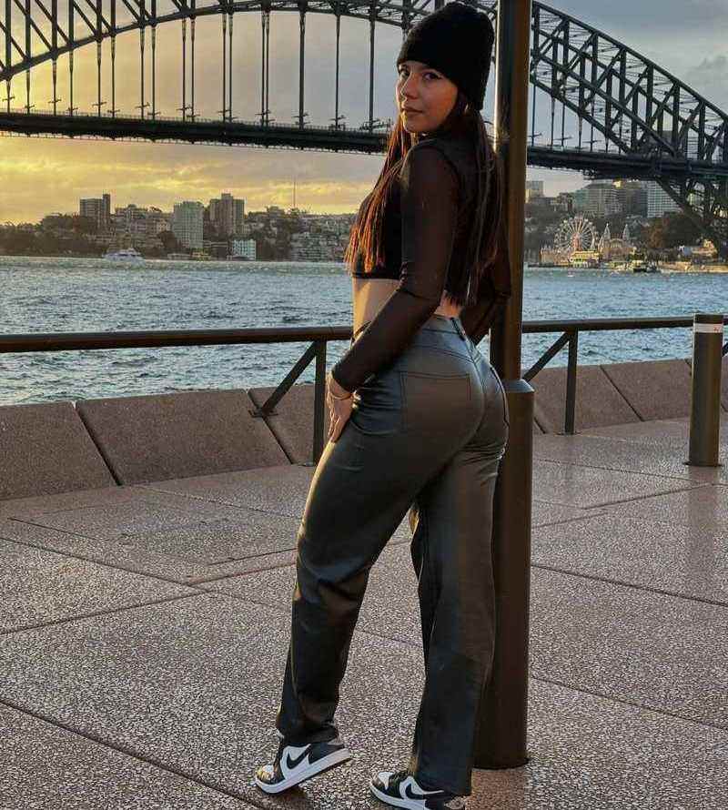 Ellen Salles zeigt sexy Po in sexy Hose