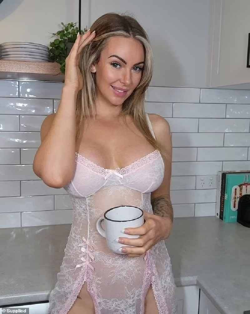 Honey Brooks trinkt ihren Kaffee gerne im sexy Outfit