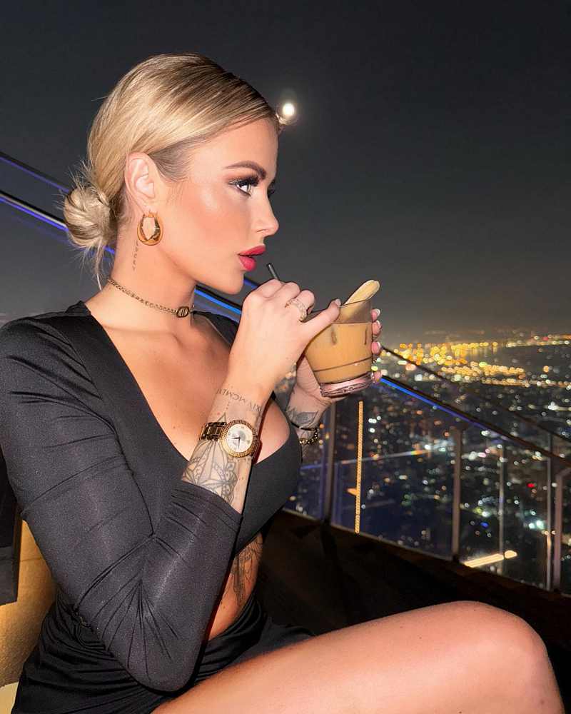 Jade Britani auf der Dachterrasse in scharfem Outfit