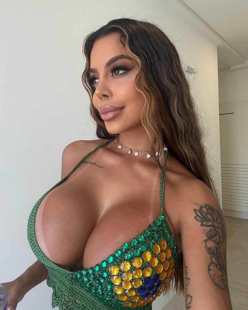 Jaiane Lima hält ihre dicken Brüste in die Kamera und trägt ein buntes Top