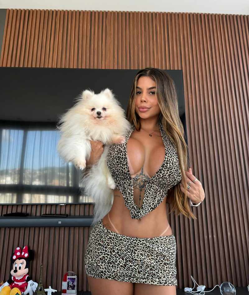 Jaiane Lima im Leoparden-Outfit mit durchtrainiertem Bauch