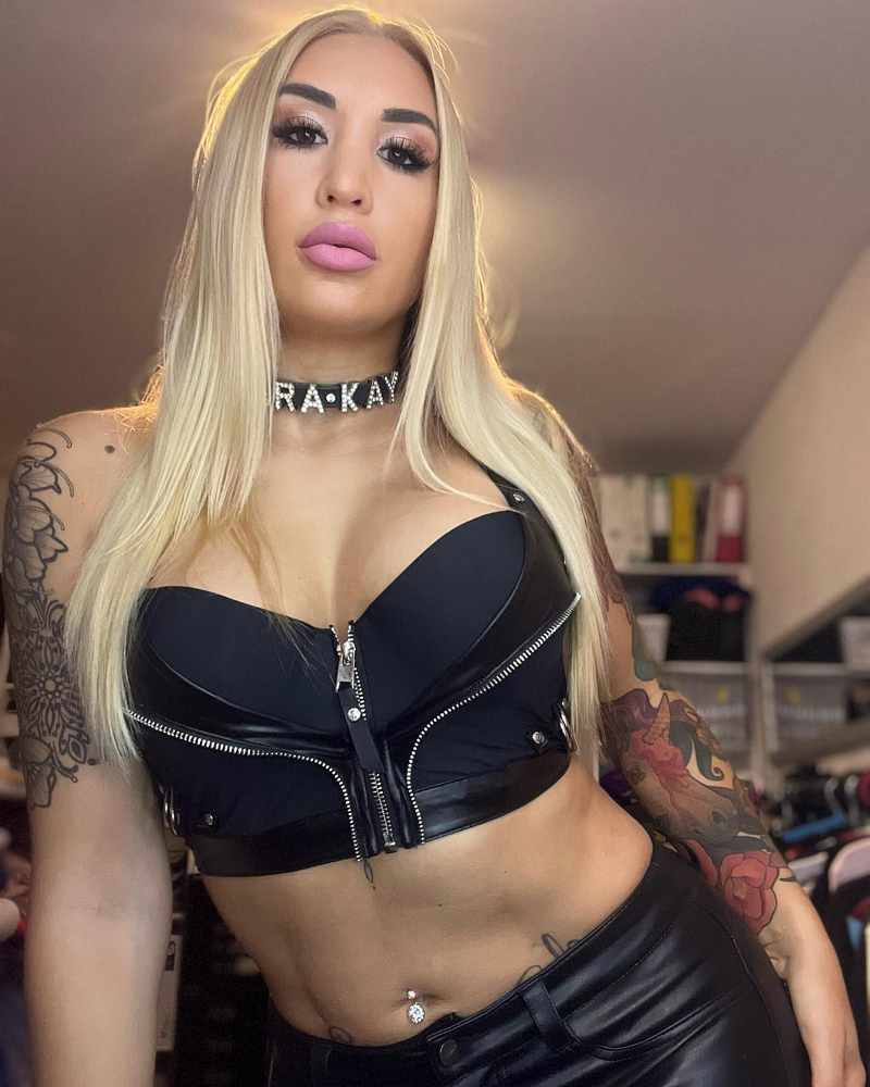 Kara Kay bauchfrei als mega Sexbombe
