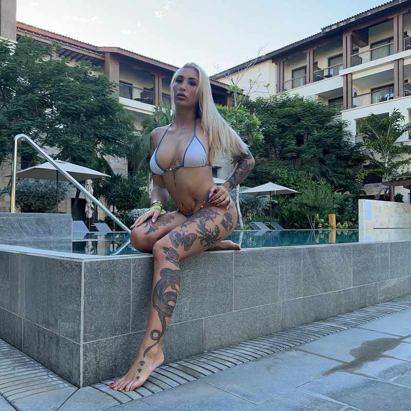 Kara Kay hat einen knappen Bikini an und sieht sehr heiß aus
