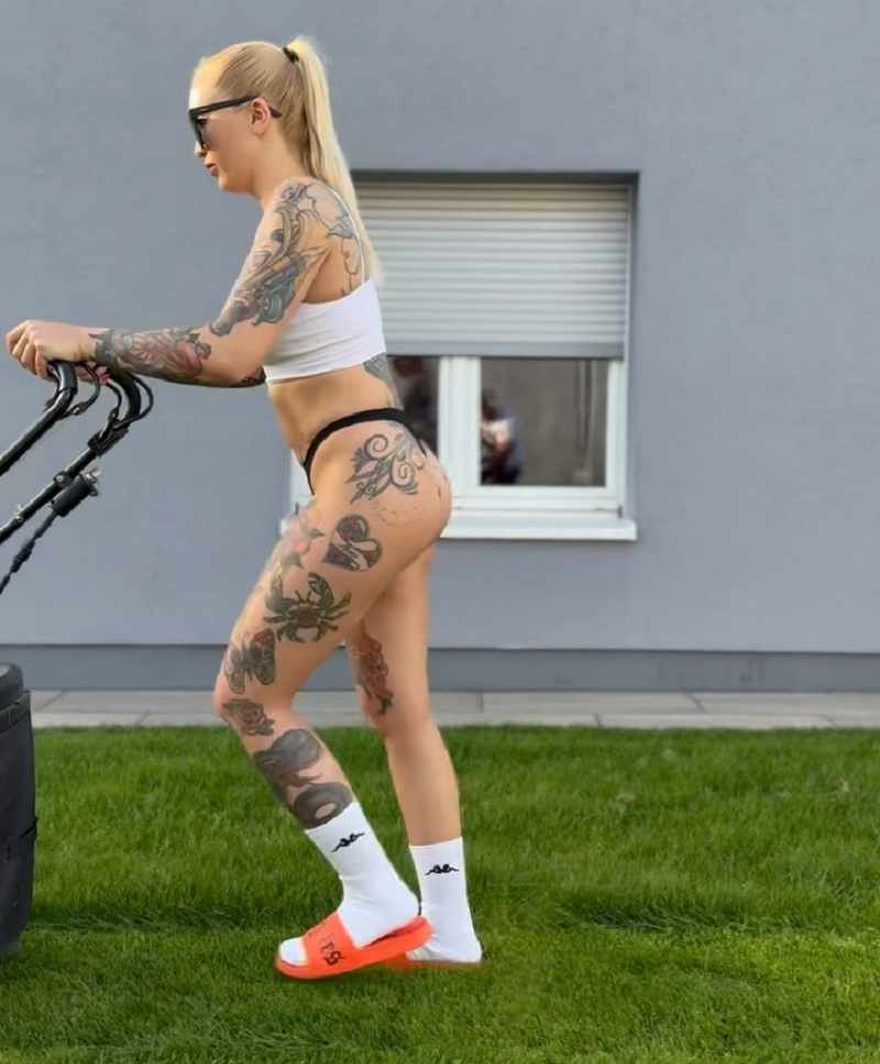 Kara Kay mäht fast nackt Rasen