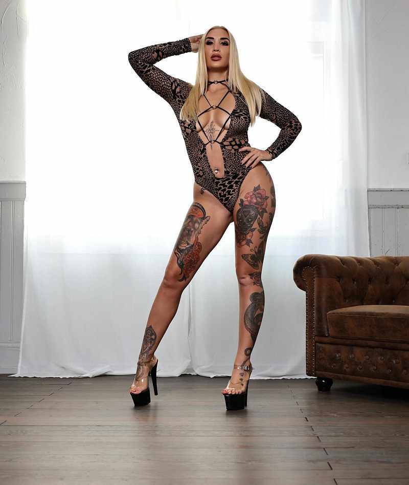 Kara Kay tritt als Sexbombe auf - wow