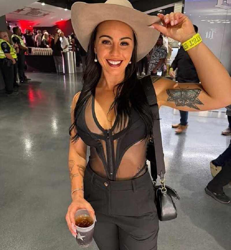 Sugar Neekz Johnson als attraktives Cowgirl