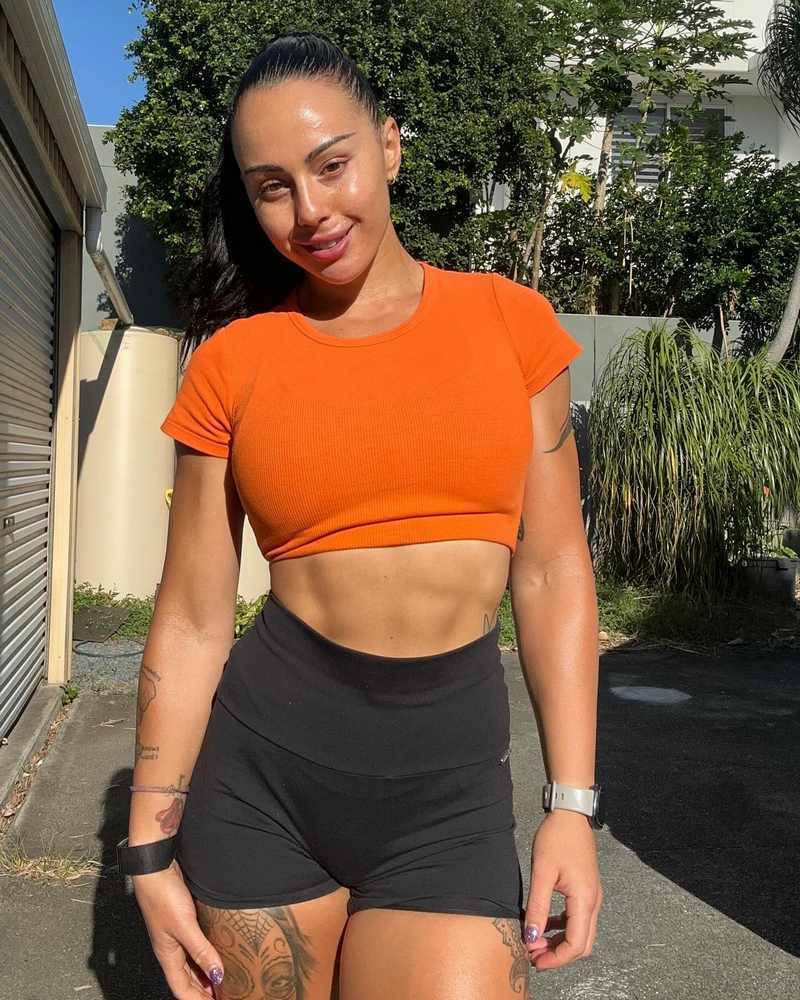 Sugar Neekz Johnson ganz süß in sportlichem Outfit