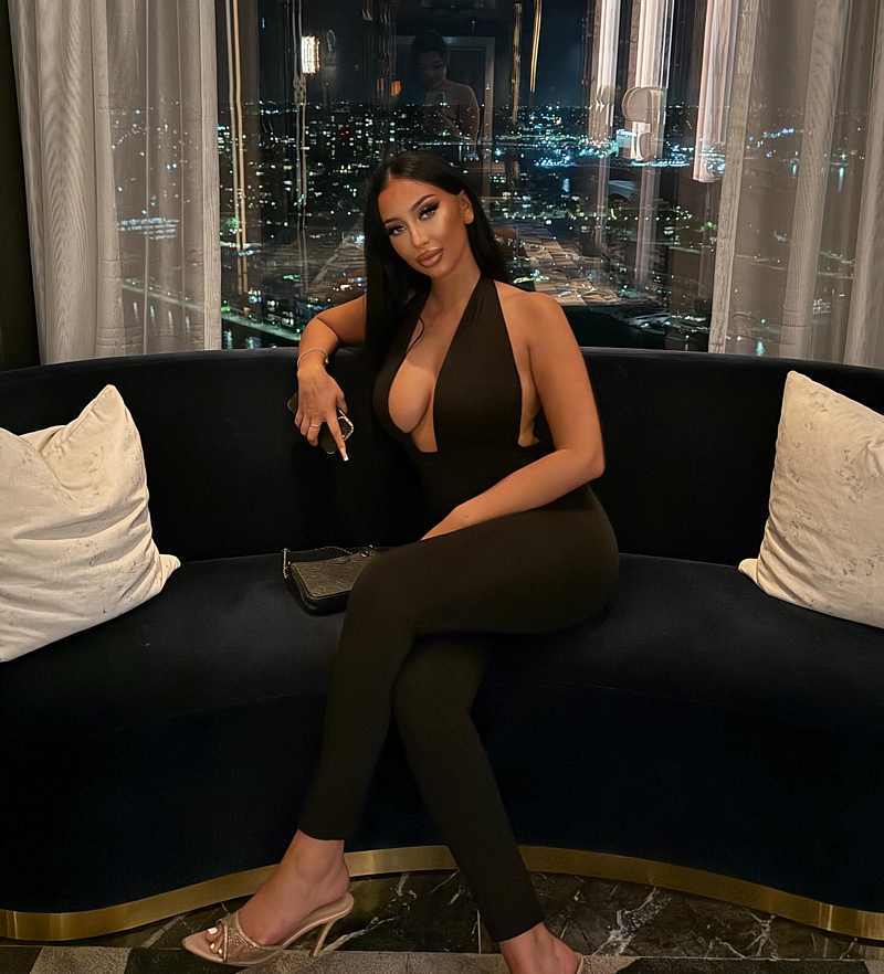Valeria Casellas in einem Bodyanzug und zeigt Brust