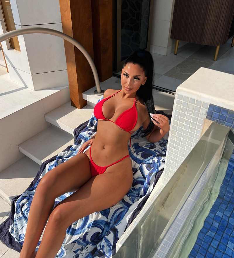 Valeria Casellas wartet am Pool auf euch - im heißen Bikini