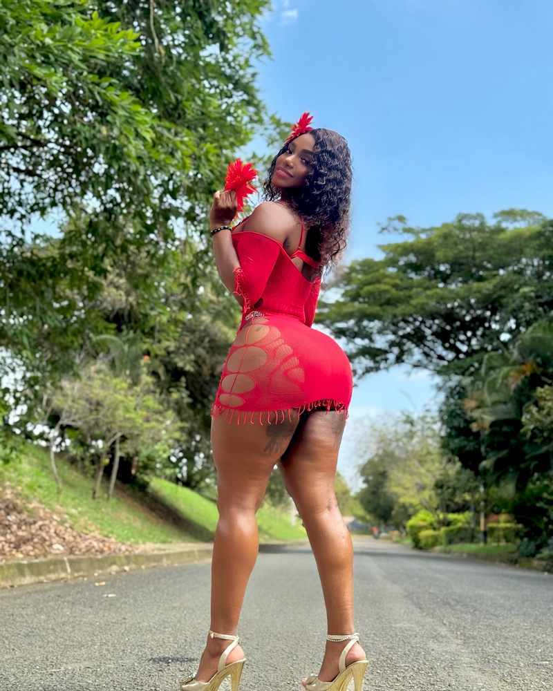 Yeri Mina als exotische Lady im knappen Kleid