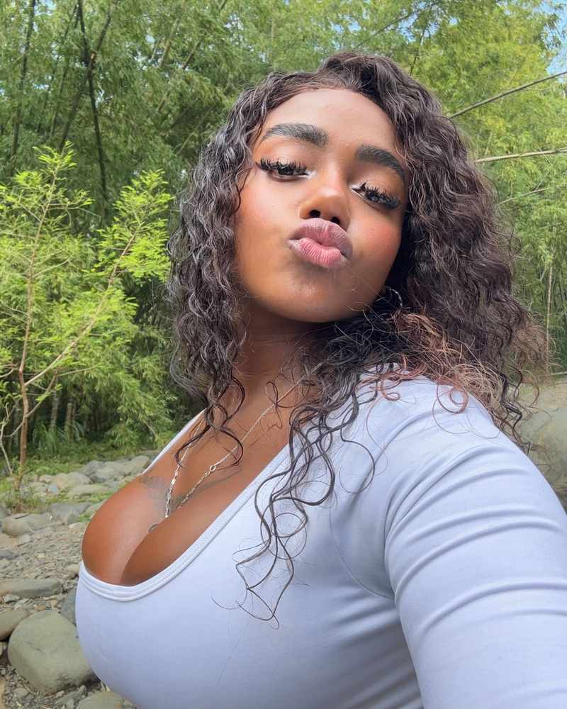 Yeri Mina hat Riesenbrüste und dicke Lippen