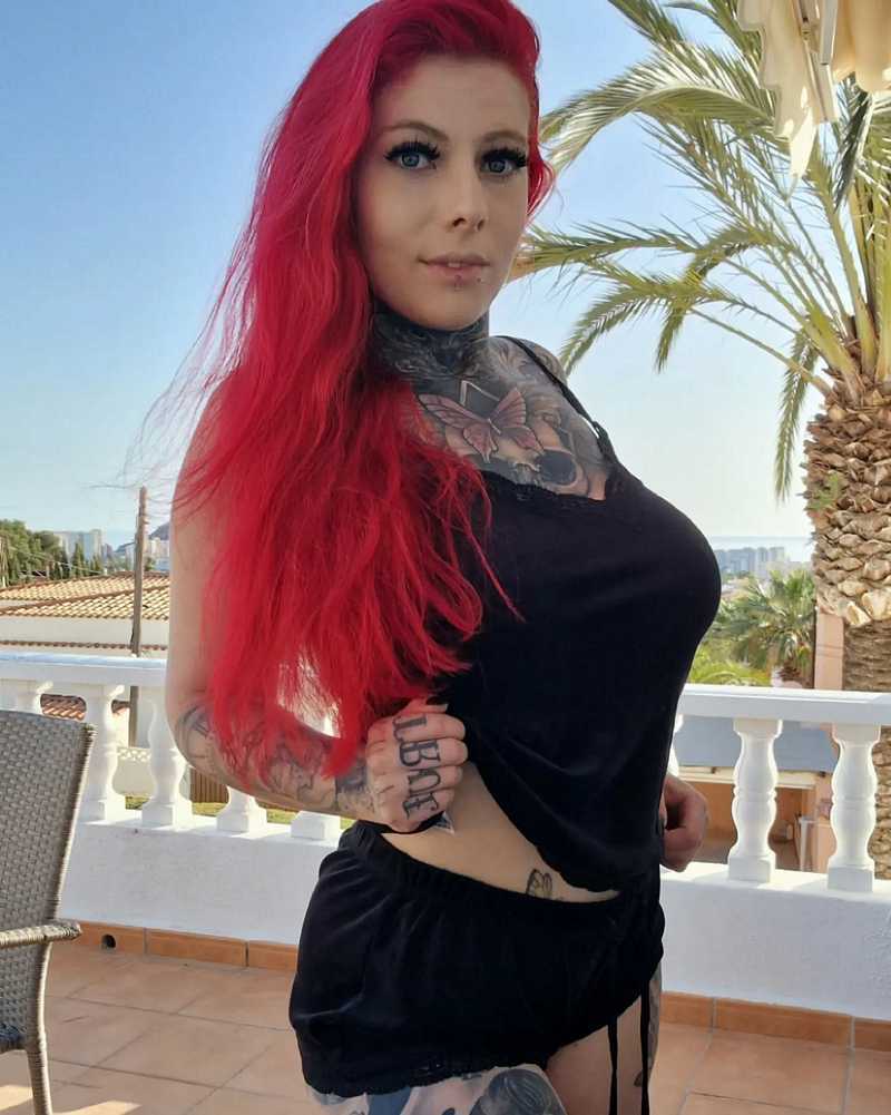 Bonnie Stylez genießt das schöne Wetter im knappen Höschen