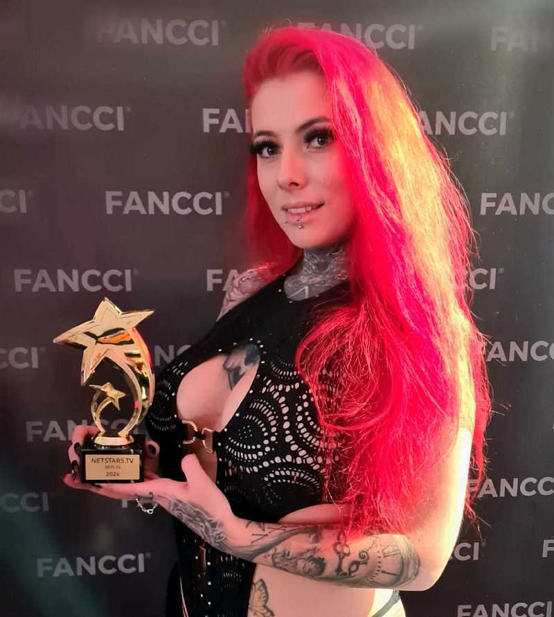 Bonnie Stylez hat den NetStars-TV-Preis im sexy Outfit erhalten
