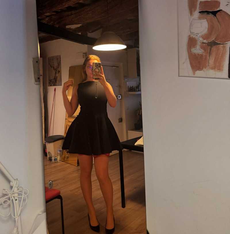 Ema Santi hat ein sexy Kleidchen an - und hochhackige Schuhe