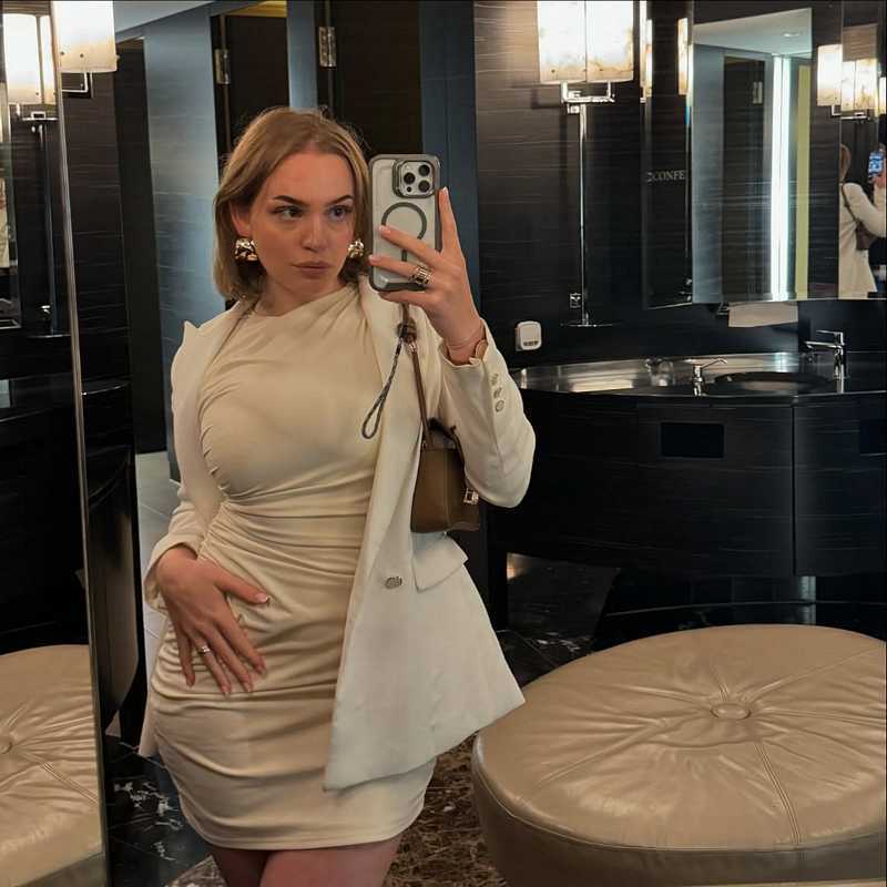 Ema Santi hat sich ein sexy Kleid angezogen