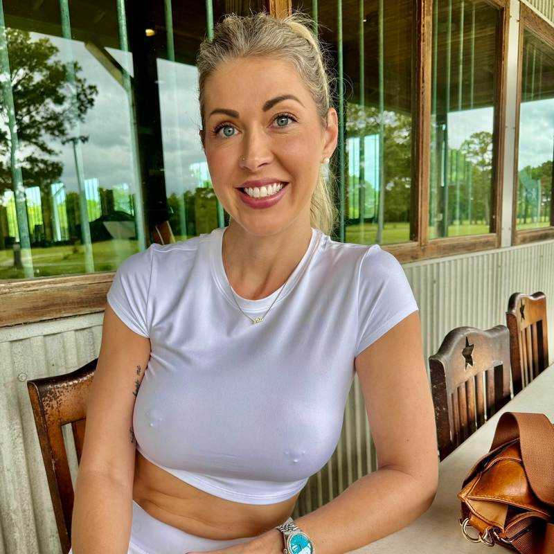 Holly Jones zeigt ihre Nippelpiercing