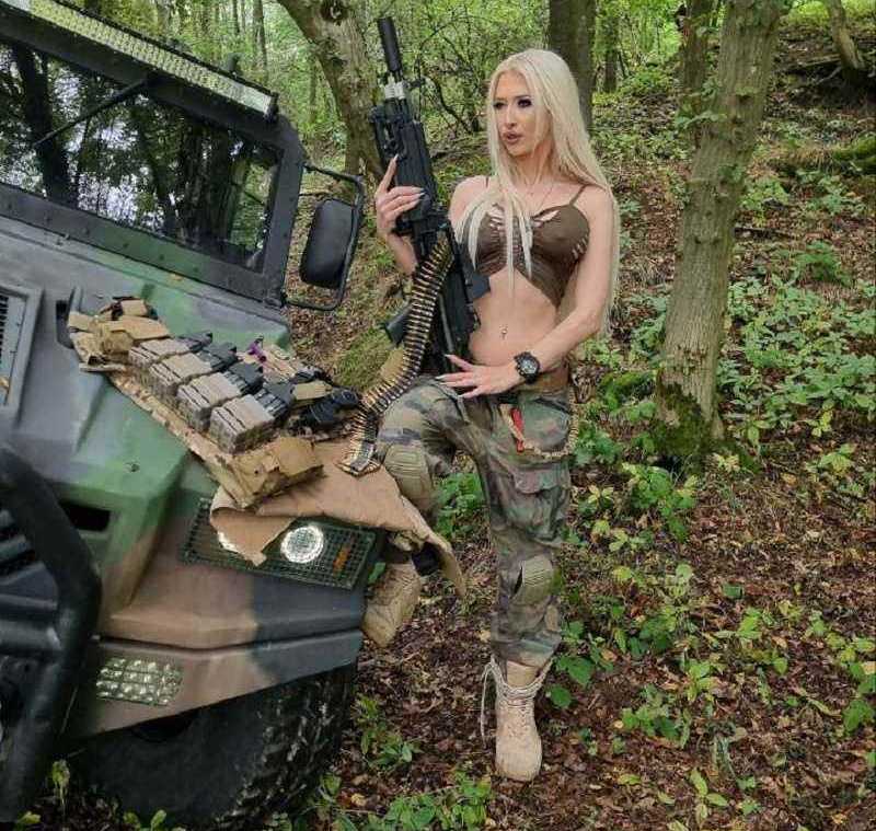 Julia Sugar als heiße Bundeswehrbraut