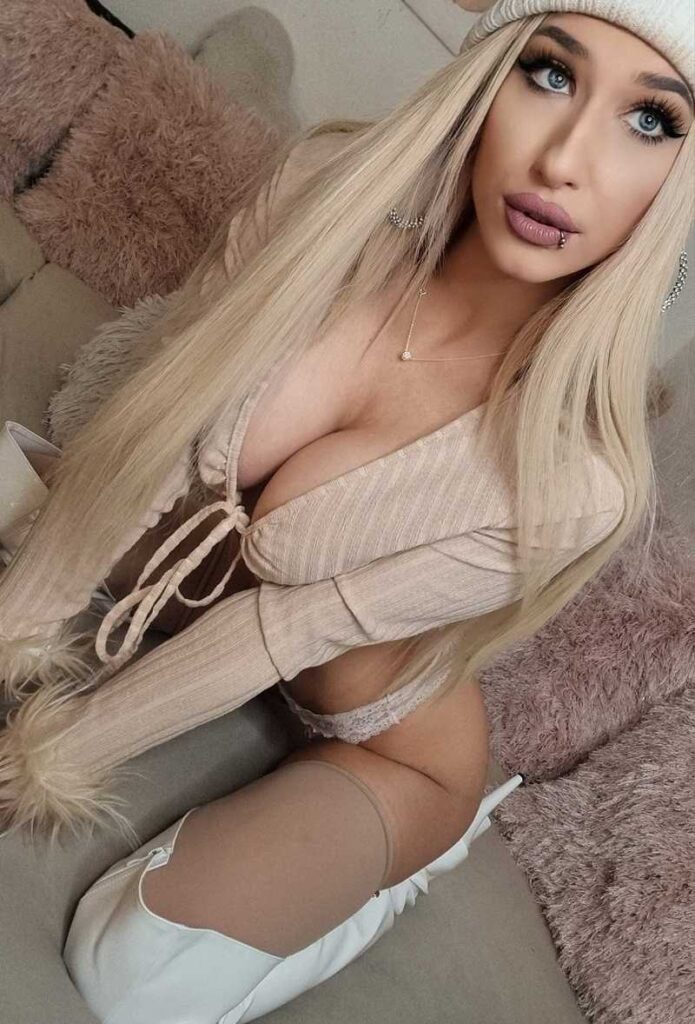 Julia Sugar kniet vor euch mit sexy Heels und dicken Dingern