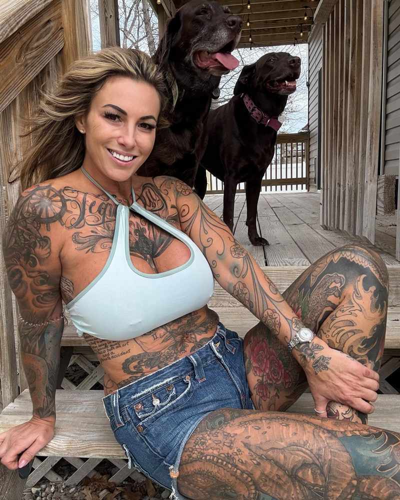 K Fox in Hotpants und Top