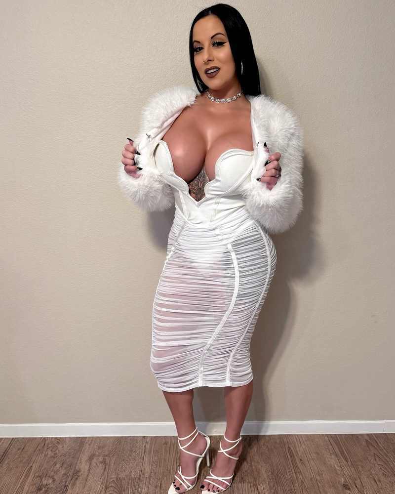 Lexi Nicole liebt dieses weiße Kleid - Vorsicht Brüste!