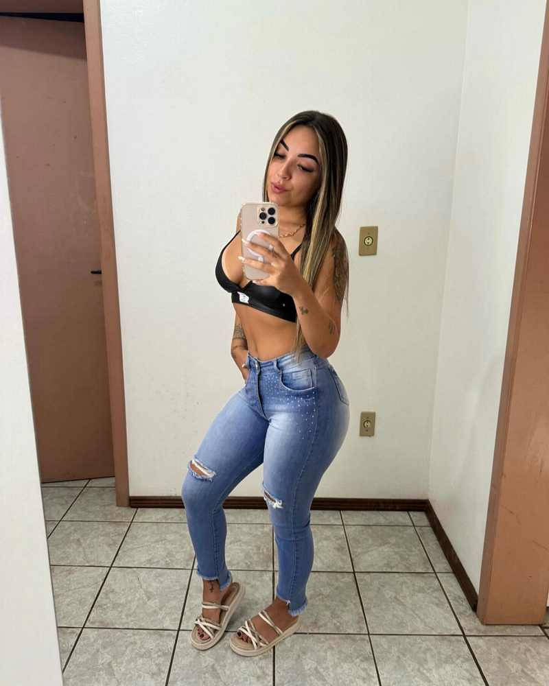 Mariele Silva hat ein kleines Top und eine sexy Jeans