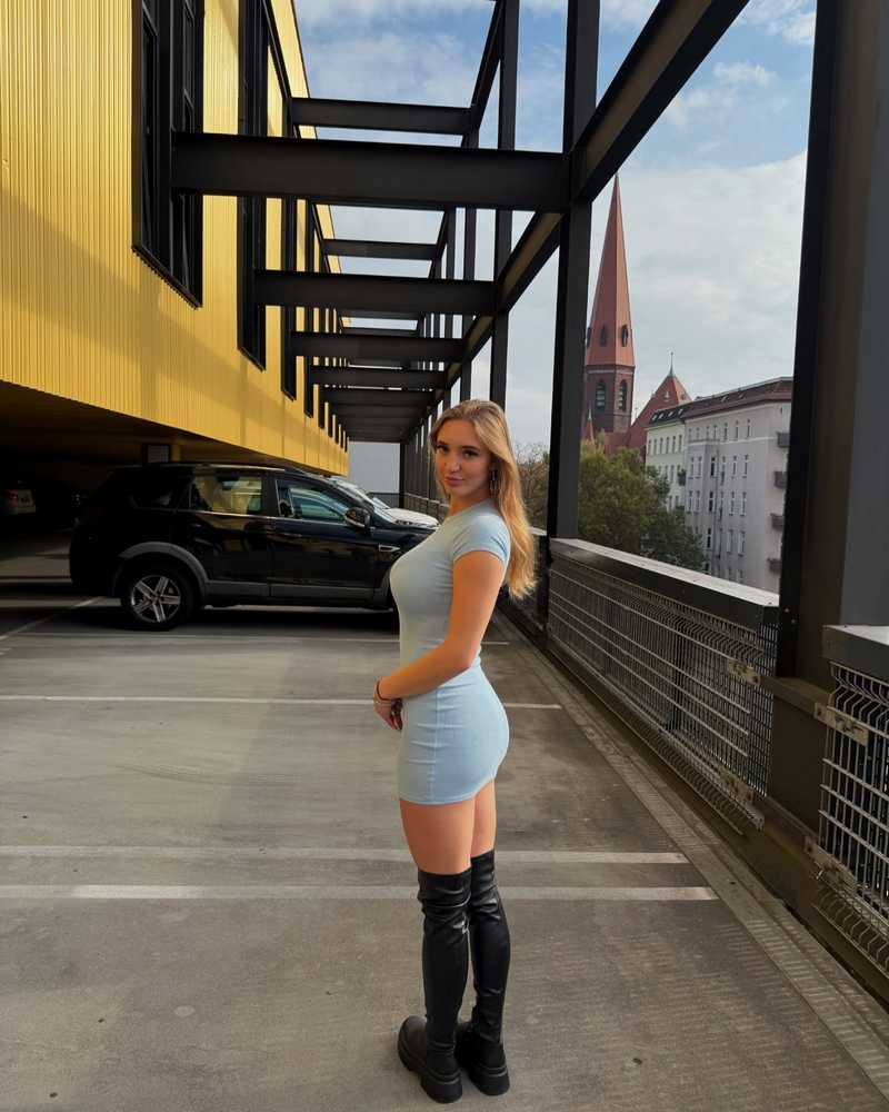 Naughty Kim im kurzen Kleid und hohen Stiefeln