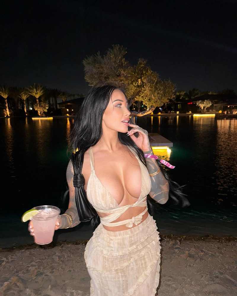 Willow Harper am Strand mit einem Cocktail - sexy wie immer