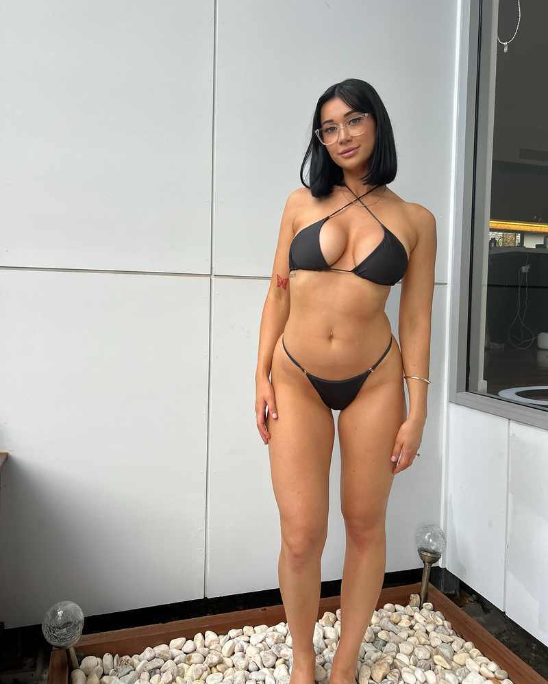 Cassie Alex ganz unschuldig - halbnackt mit Brille
