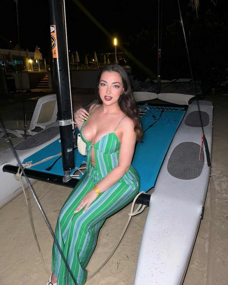 Cassie Lenoir hat sich für den Strand bei Nacht schön gemacht