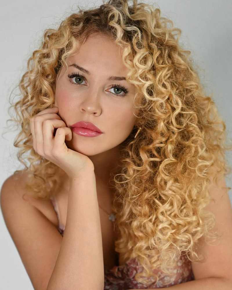 Christina Shakria sexy mit Locken