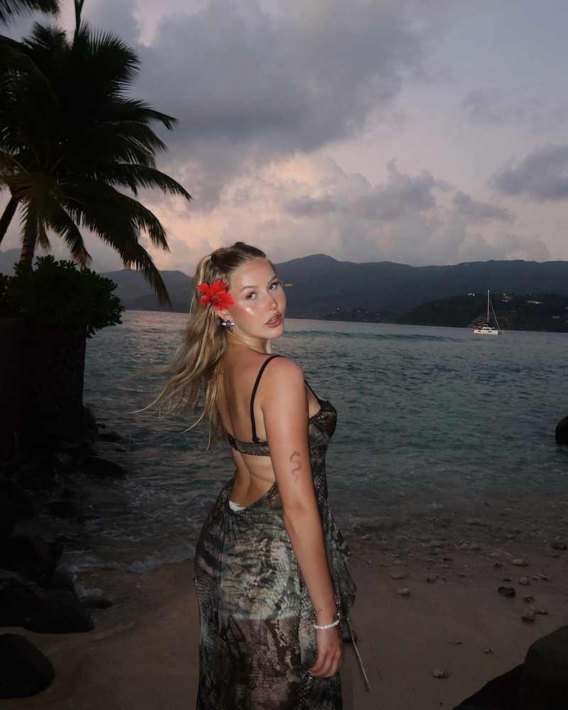 Cindy Grzegorczyk am Strand mit sexy Blume und heißem Kleid