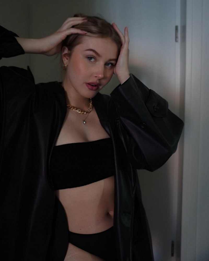 Cindy Grzegorczyk ganz in Schwarz und ziemlich hot