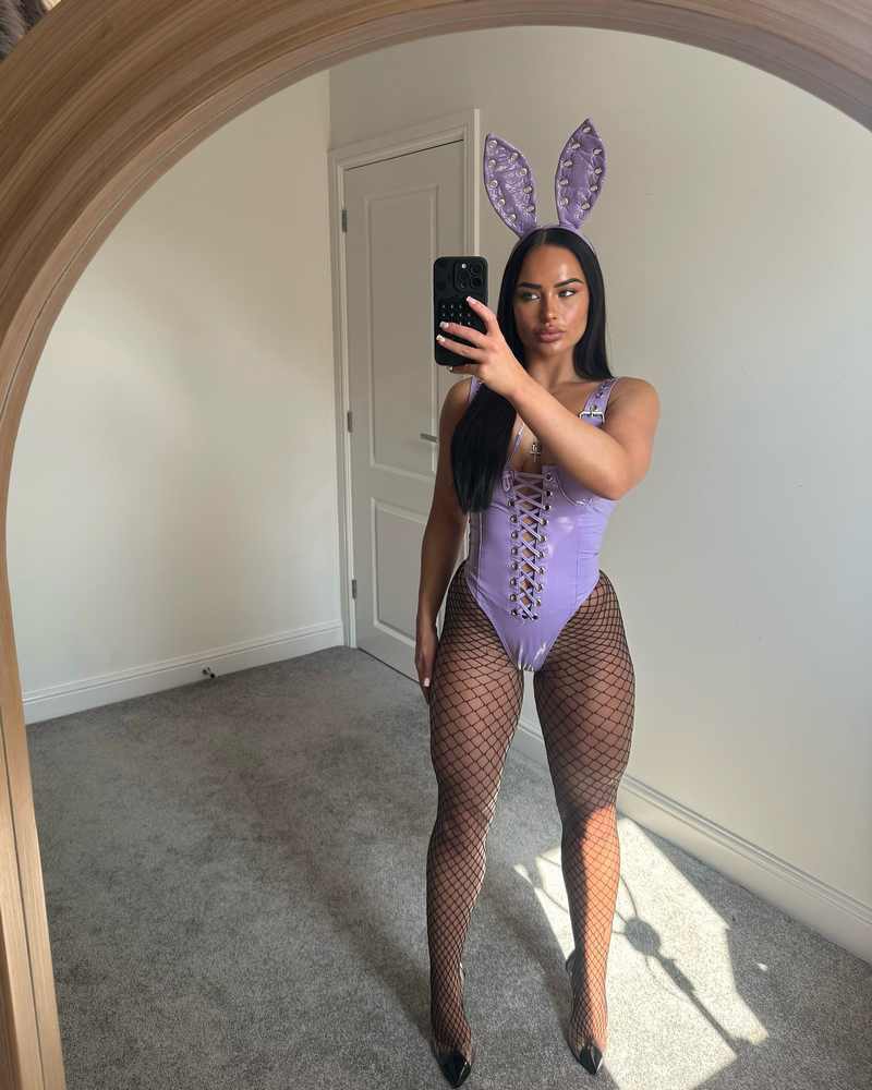 Courtney Hodgson als violettes Latex-Bunny