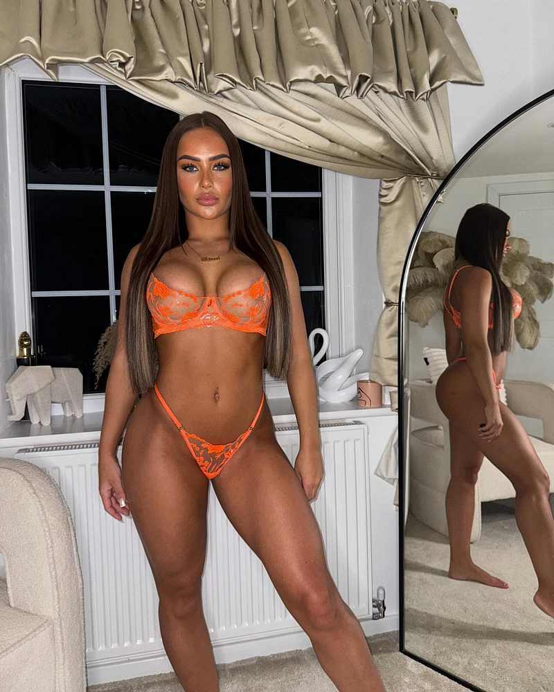Courtney Hodgson im heimischen Schlafzimmer und mit durchsichtigen Dessous