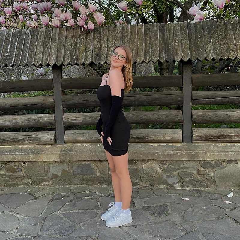 Hannah Becker frisch und sexy im kleinen Schwarzen