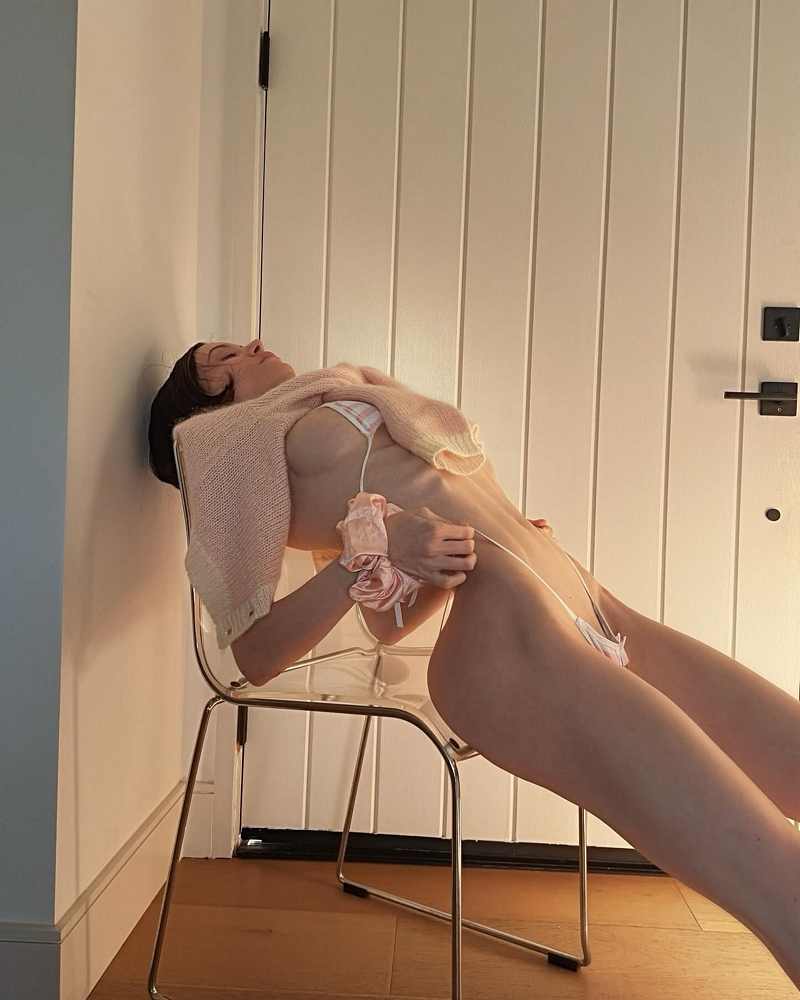 Lana Rhoades zeigt ihre fantastische Figur und streckt sich fast nackt auf einem Stuhl