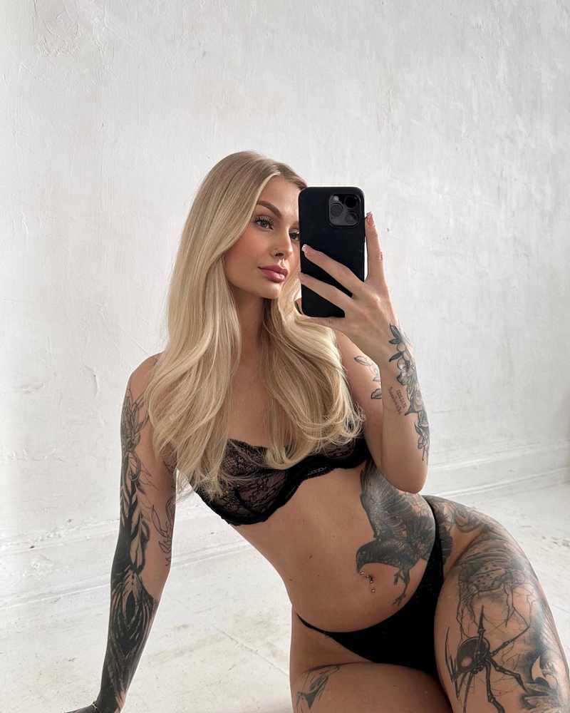 Raya Mayvi heißes Selfie auf dem Boden