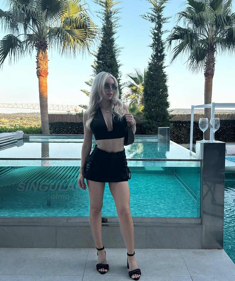 Alexis Blond sexy am Pool