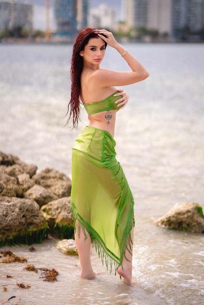 Andie Elle hält ihre Brüste am Strand fest