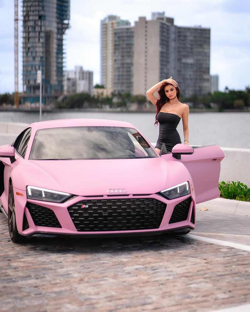 Andie Elle steht auf ihren Audi R8 in Pink
