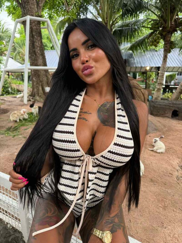 Black Angel Vix gibt Küsschen und verzaubert euch mit ihrem Körper