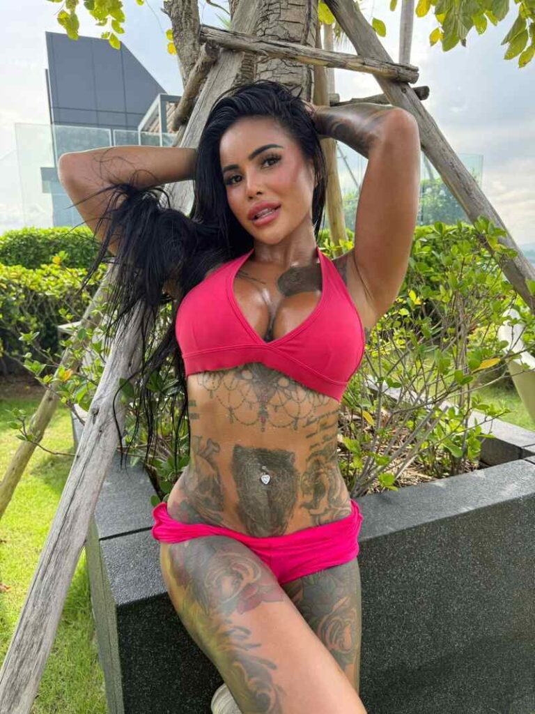 Black Angel Vix im sexy Bikini