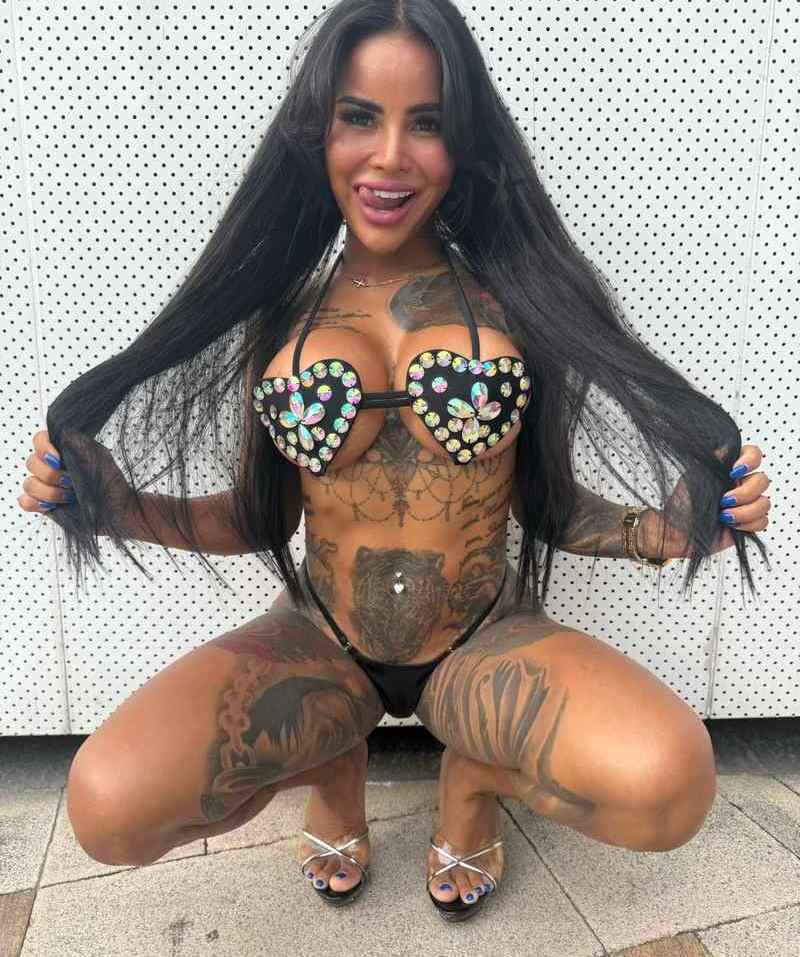 Black Angel Vix in der Hocke mit Herz-Bikini - mega heiss