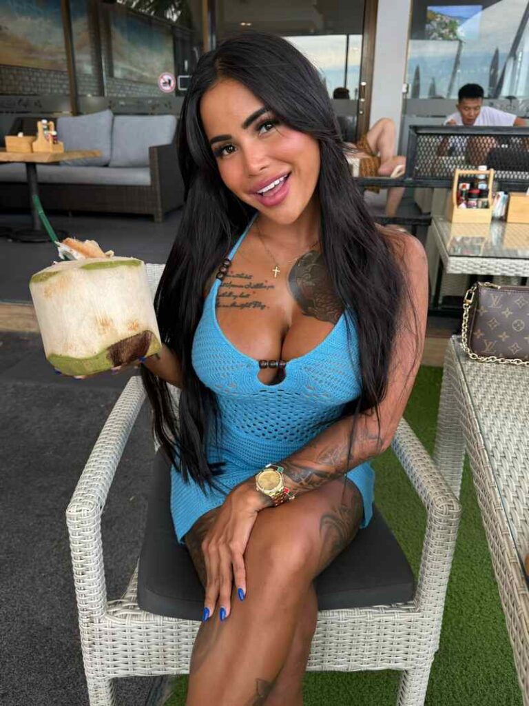 Black Angel Vix verführt euch beim Cocktail-Trinken