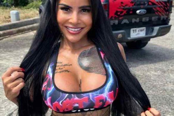 Black Angel Vix zeigt ihre sexy Kick Box-Outfit und ihre Brüste