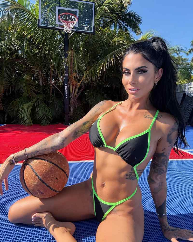 Brandi Andrews kann gut mit Bällen umgehen - besonders im Bikini